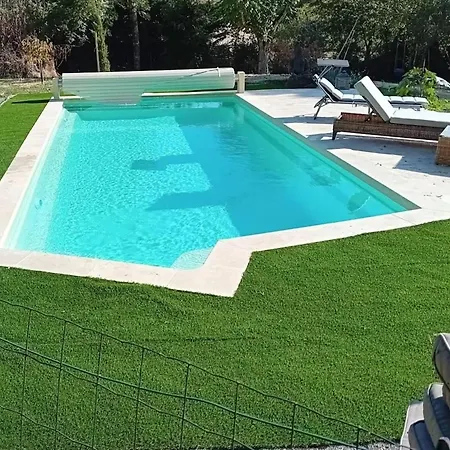 A Verfeil Avec Piscine Partagee 샬레